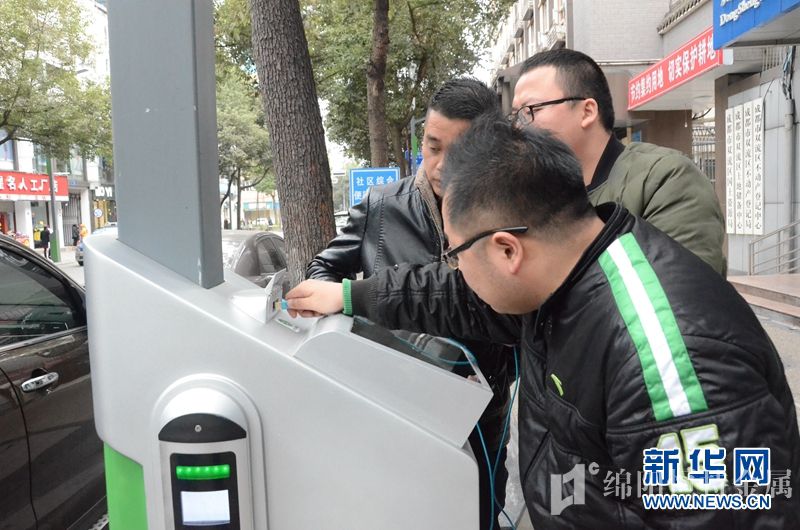 成都双流区智慧路灯上岗 可加载便民WIFI并带充电桩