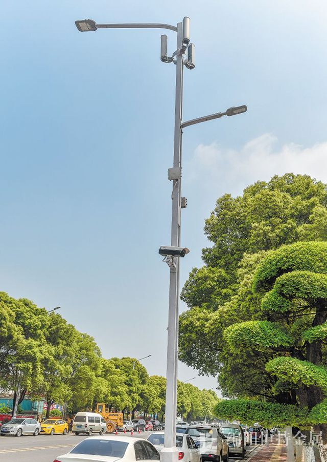 隆平高科技园的雄天路成为全省首条“智慧照明路”，其所采用的“智慧路灯共杆”兼具发送WiFi、停车管理、路面井盖管理、环境监测等功能，还能为新能源电动汽车提供充电服务。 均为长沙晚报记者 陈飞 摄