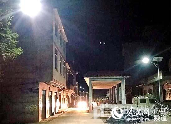 夜间的村庄亮了起来