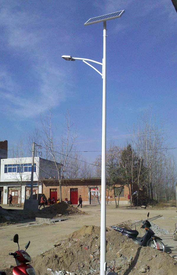 情系故土34盏太阳能路灯照亮乡村