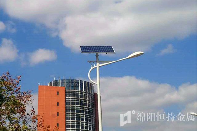 太阳能路灯灯亮相元培路 献礼闵行校区“扬帆三十年”