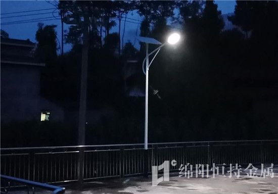 太阳能路灯照亮“幸福路”